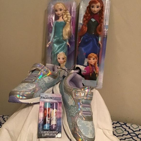 🔥Best offers, Disney’s Frozen, size 11 NWT, includes dolls & Lip balm, see pic. - Picture 2 of 7